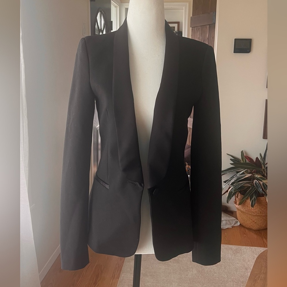 Elegant Black Women's fitted Blazer
